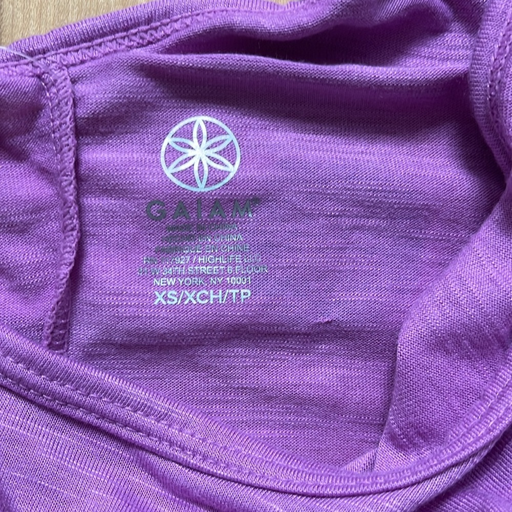 Gaiam Flow Tank - Picture 2 of 6